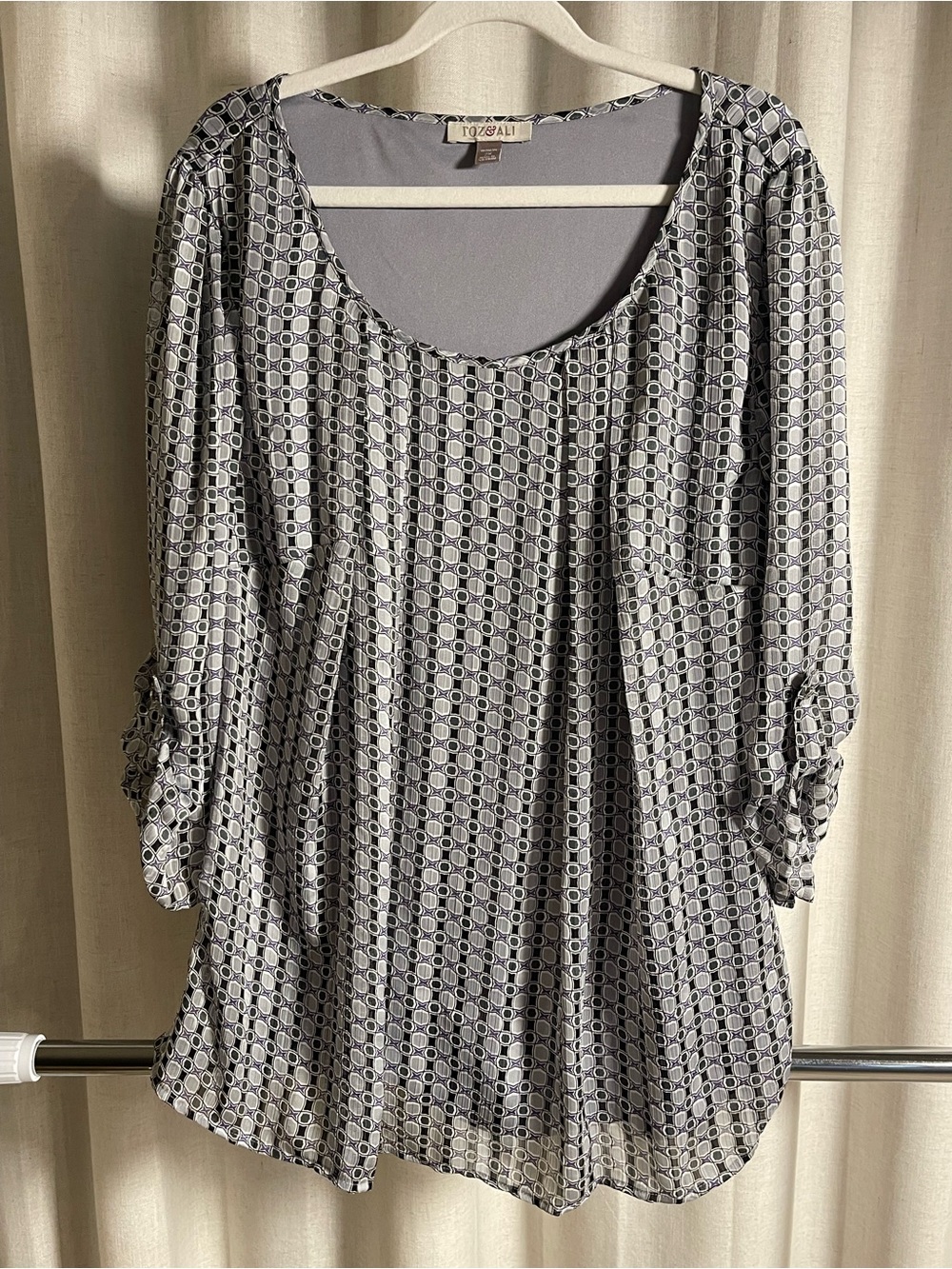 Roz & Ali Scoop Neck Top in Light Gray with Black Trim